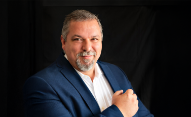 Douglas Maroeli, CFO da Flatlantic, posa com confiança, vestindo fato azul escuro sobre camisa branca.